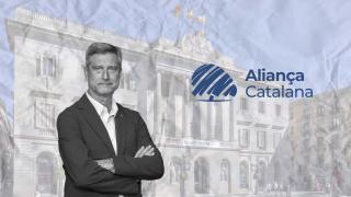 Fotomontaje del Ayuntamiento de Barcelona, el líder de Junts en Barcelona, Jordi Martí Galbis (i) y el logo de Aliança Catalana (d)