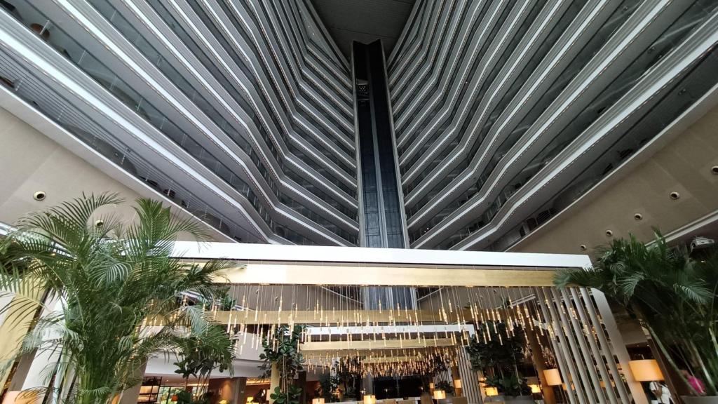 Vista del vestíbulo central del 'superhotel' Meliá Torre Melina de Barcelona