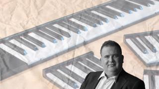 Albert Grifols Coma-Cros, con el piano de bolsillo de fondo / CG