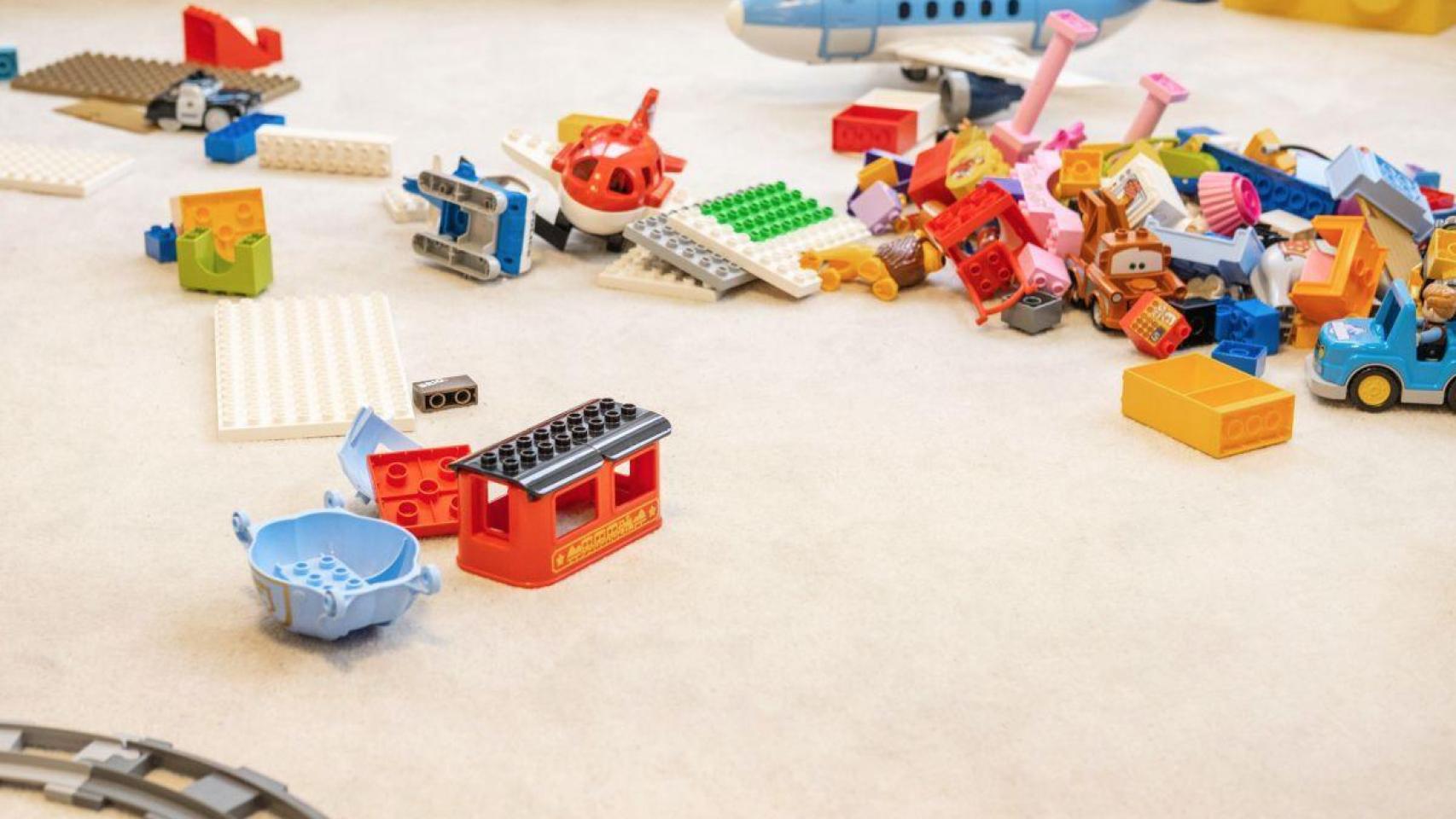 Juguetes en el suelo de la habitación de un niño