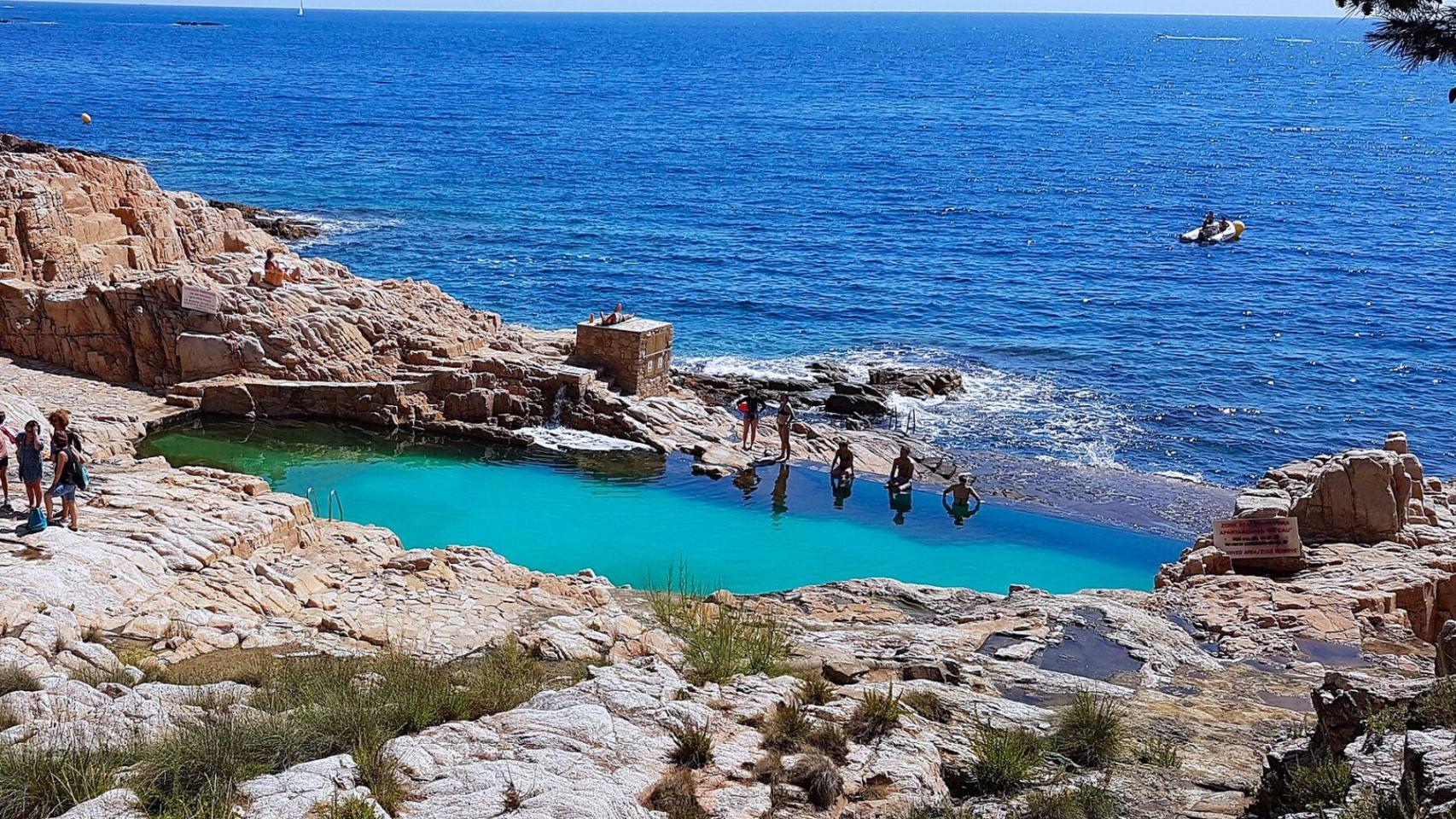 La piscina secreta de la Costa Brava: un baño entre rocas, mar y paisaje salvaje