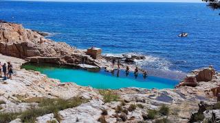 La piscina secreta de la Costa Brava: un baño entre rocas, mar y paisaje salvaje