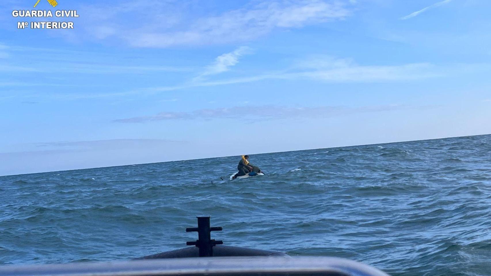 Una familia a la deriva frente a la costa de Girona