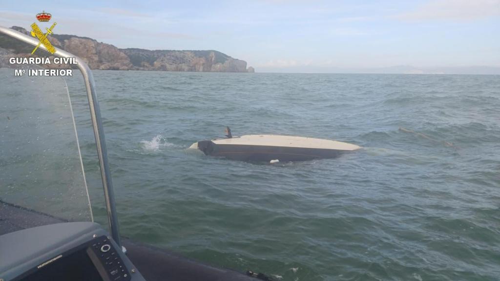 El vaixell bolcat al mar, a la costa de Torroella de Montgrí (Girona)