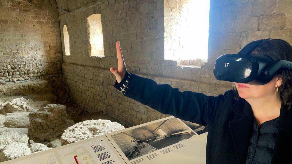 Una visitante del castillo de Miravet