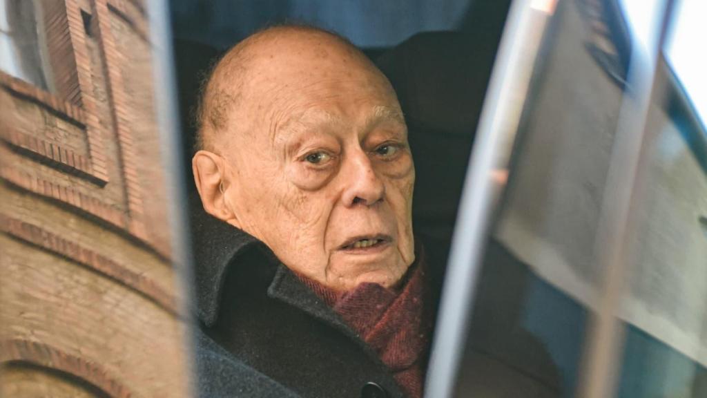 El expresidente de la Generalitat Jordi Pujol tras el funeral de Vilarrubí