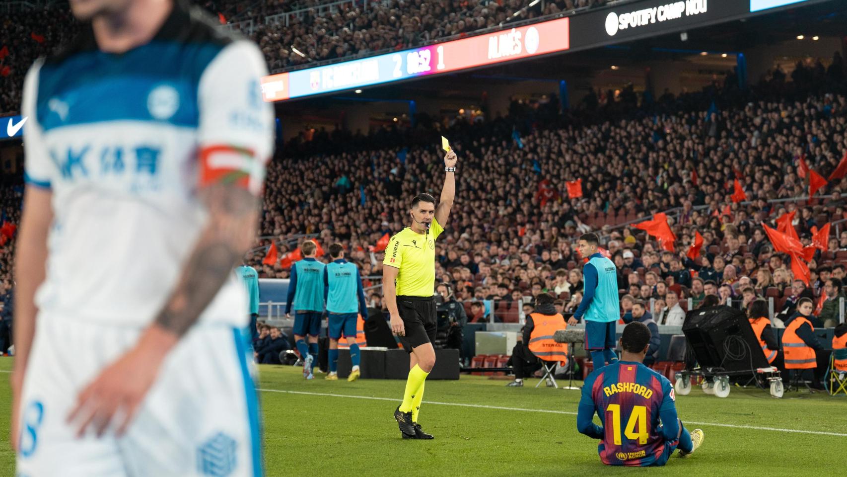 El jugador del Alavés es amonestado con targeta amarilla por cometer falta sobre Rashford