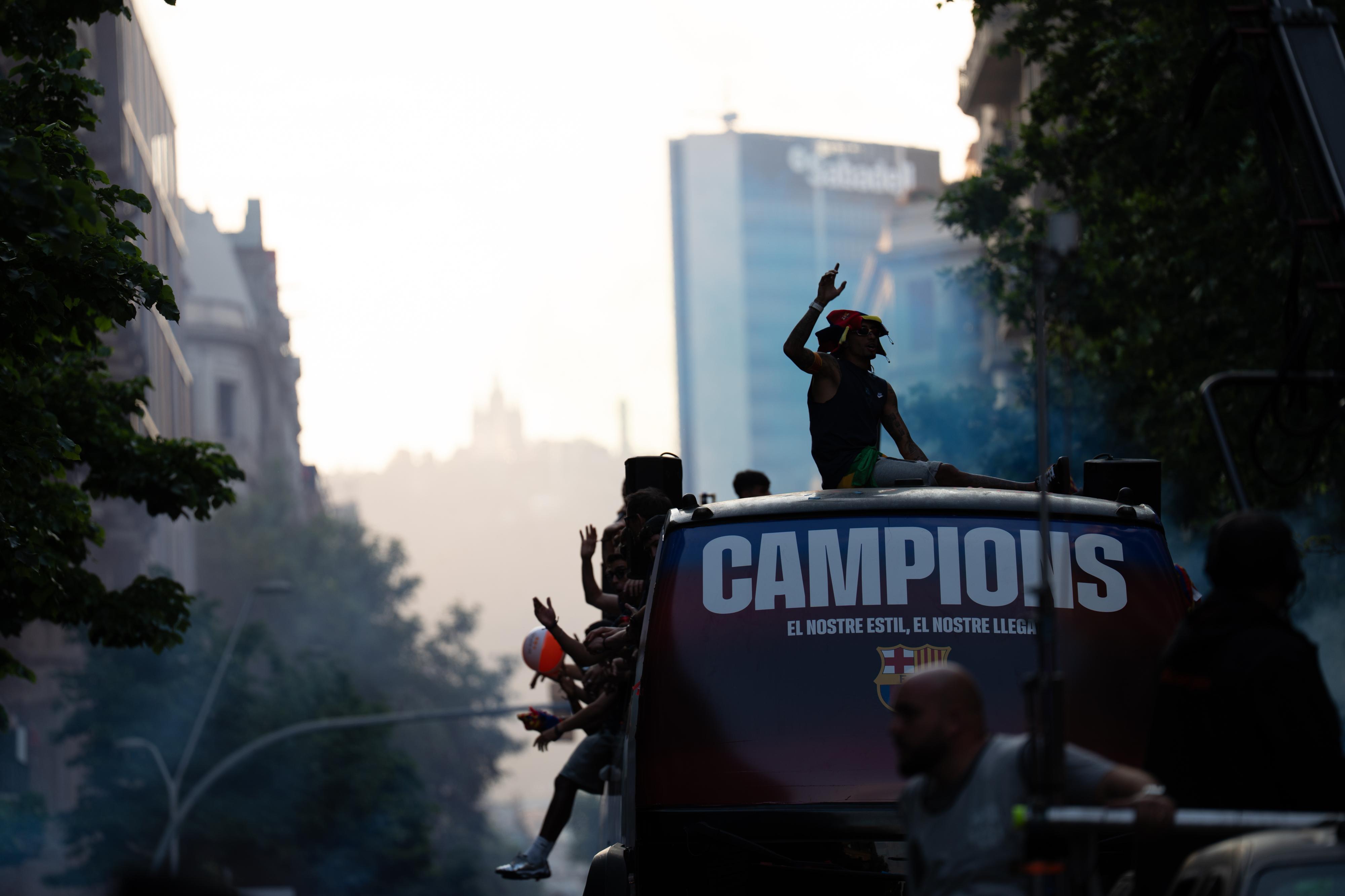 L'autobús del Barça baixant per carrer Balmes el dia de la rua