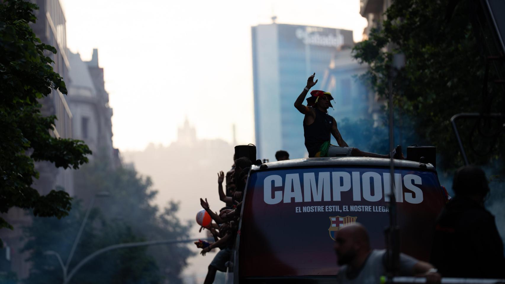 El autobús del Barça bajando por calle Balmes el día de la rúa 