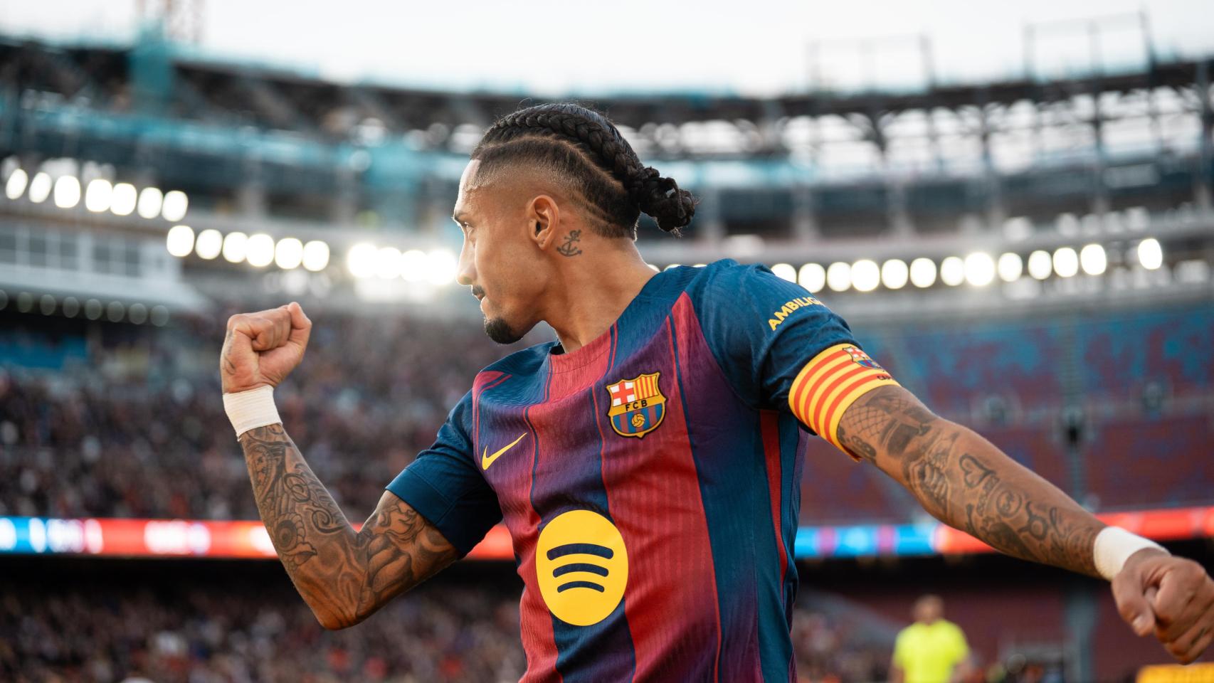 Raphinha celebrando tras dar una asistencia de gol