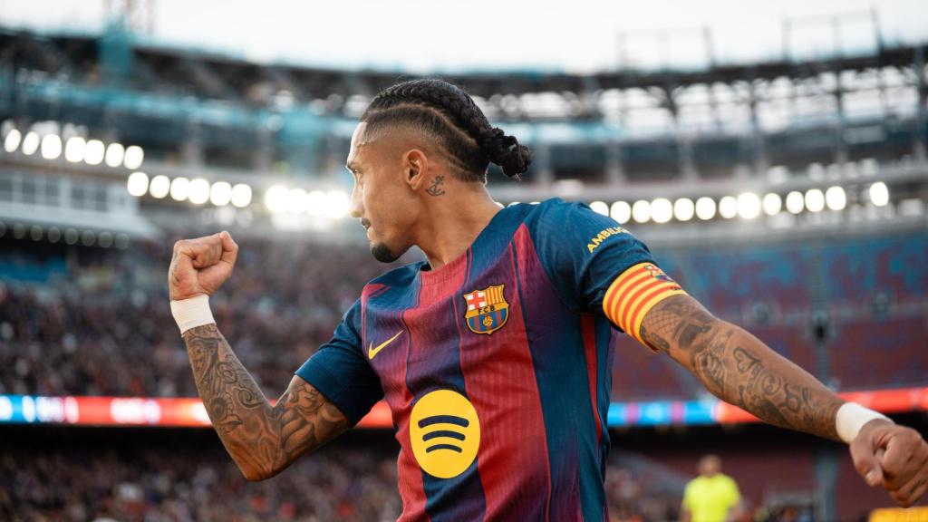 Raphinha celebrando tras dar una asistencia de gol