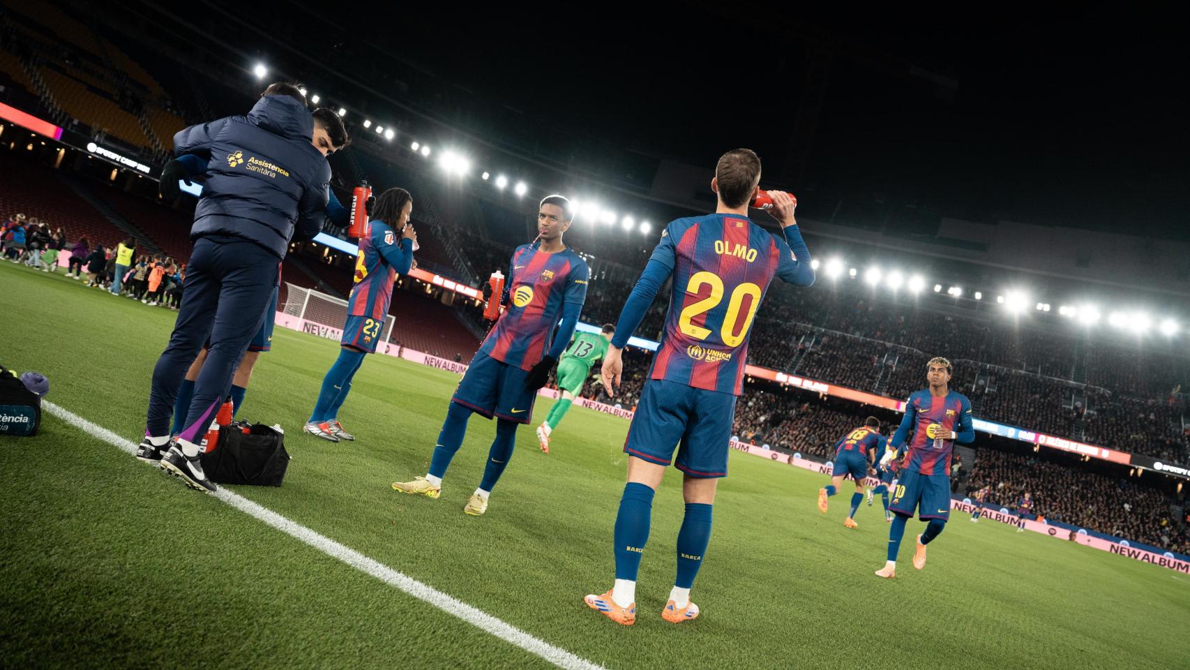 Los jugadores hidratándose antes de que empiece el partido