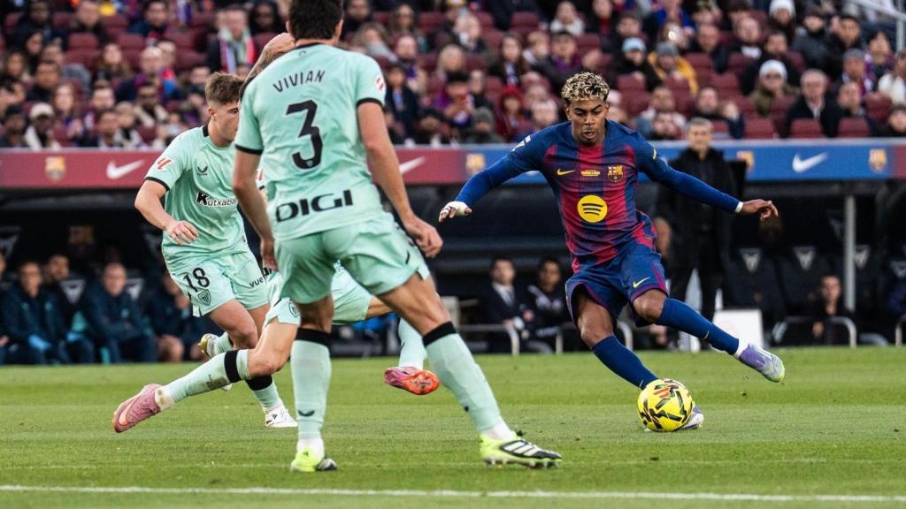 Lamine Yamal regatejant en el partit contra l'Athletic Club