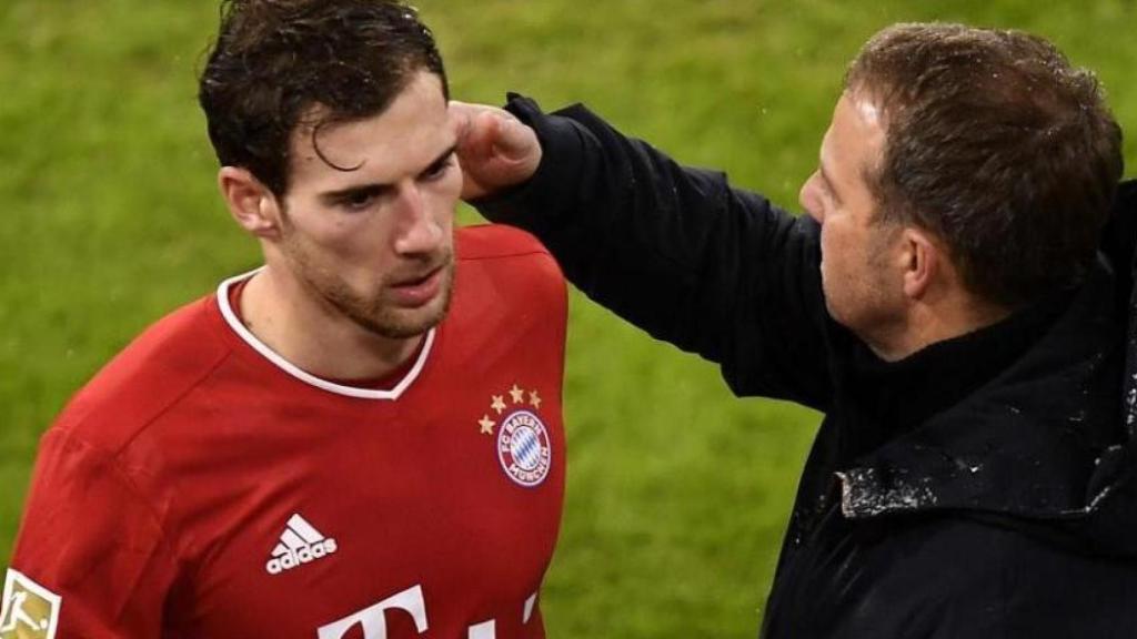 Leon Goretzka i Hansi Flick, durant un partit del Bayern de Munic el 2021