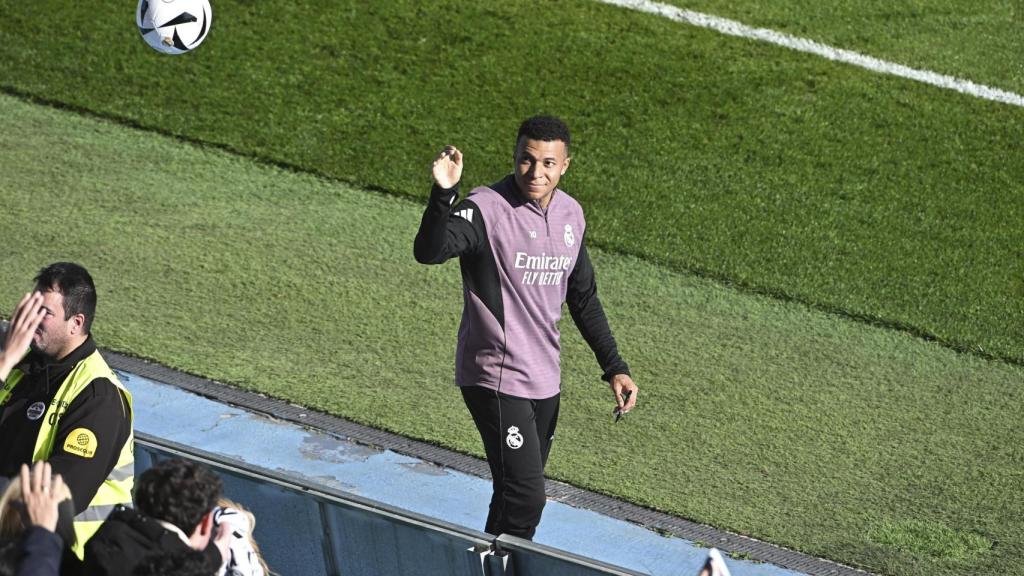 Kylian Mbappé saluda els aficionats del Reial Madrid a l'entrenament de portes obertes