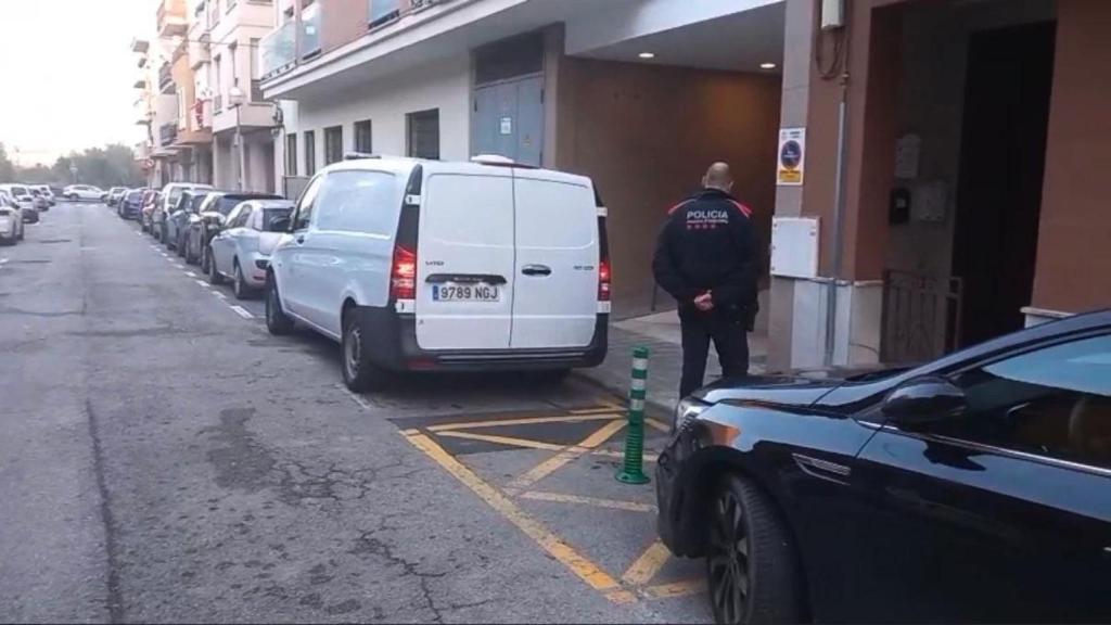 Agente de Mossos en la calle de El Vendrell donde residía la mujer fallecida