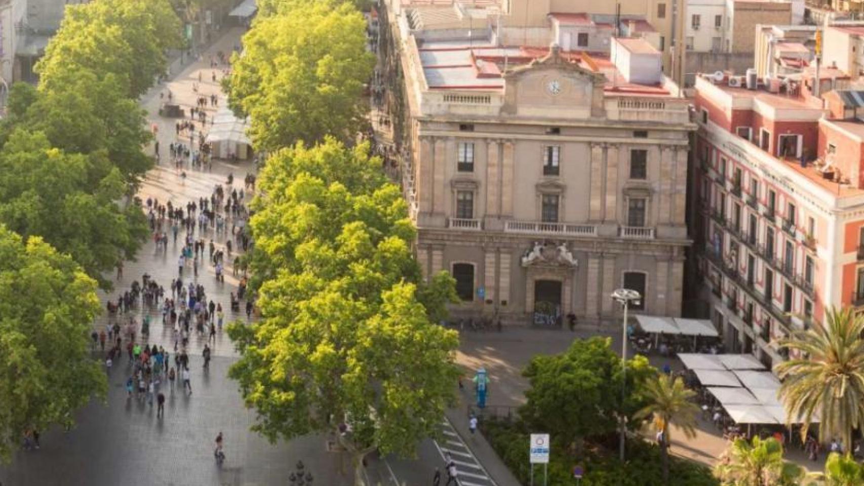 Imagen aérea del edificio de la Antiga Foneria dels Canons (a la derecha), en la parte baja de Las Ramblas