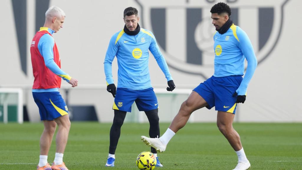 Dani Olmo, Robert Lewandowski i Ronald Araujo, en un entrenament del Barça