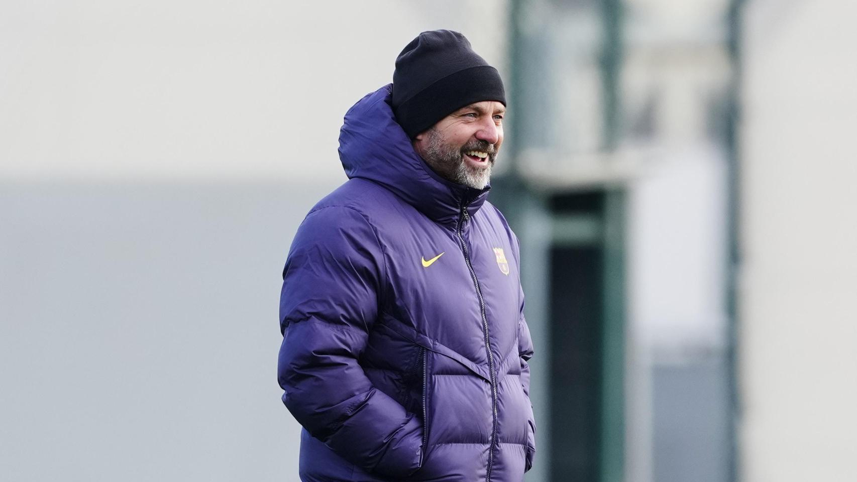 Hansi Flick, sonriente en el entrenamiento previo al derbi contra el RCD Espanyol