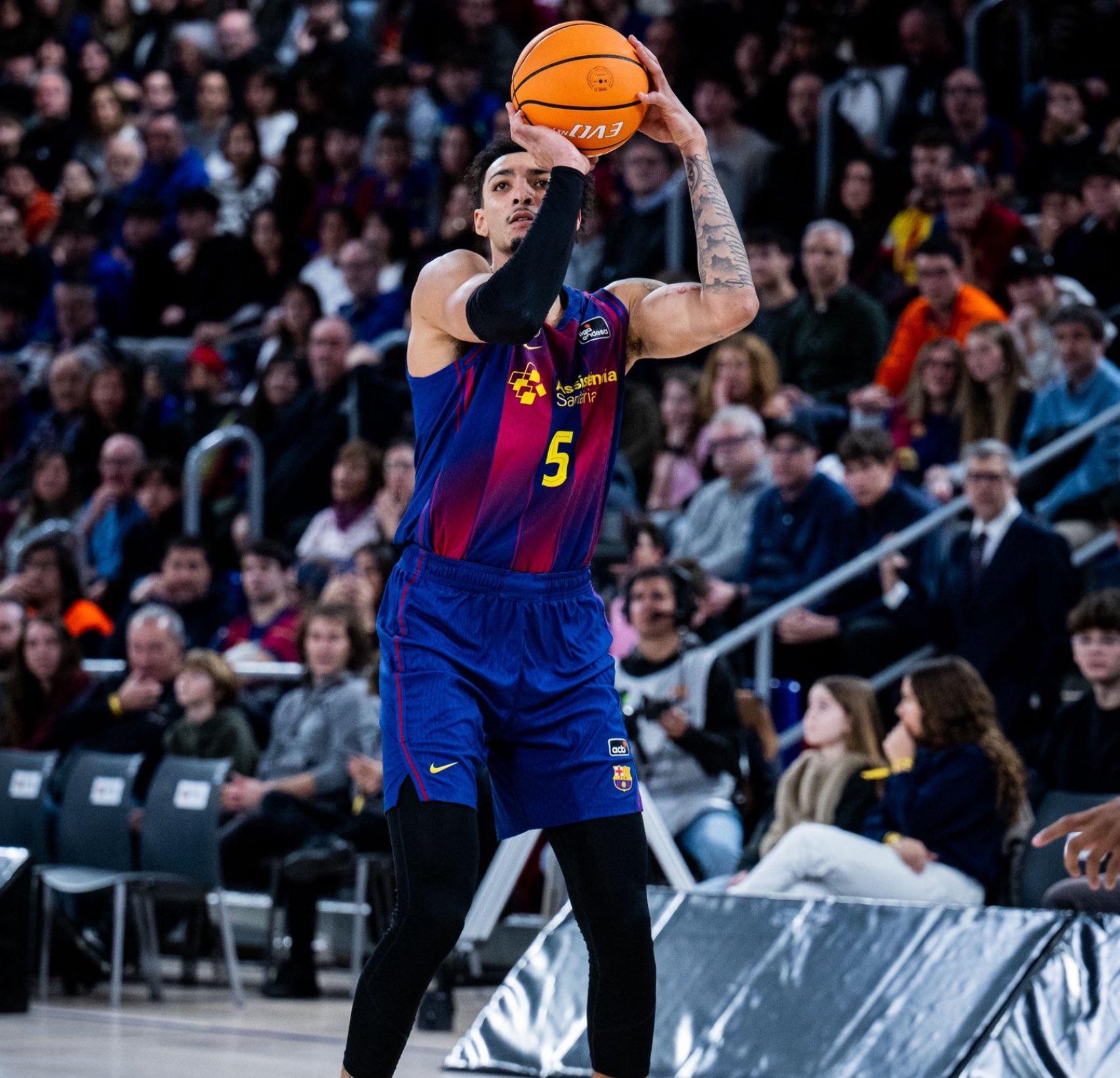 Miles Norris llença un triple en el Barça de bàsquet-Casademont Zaragoza