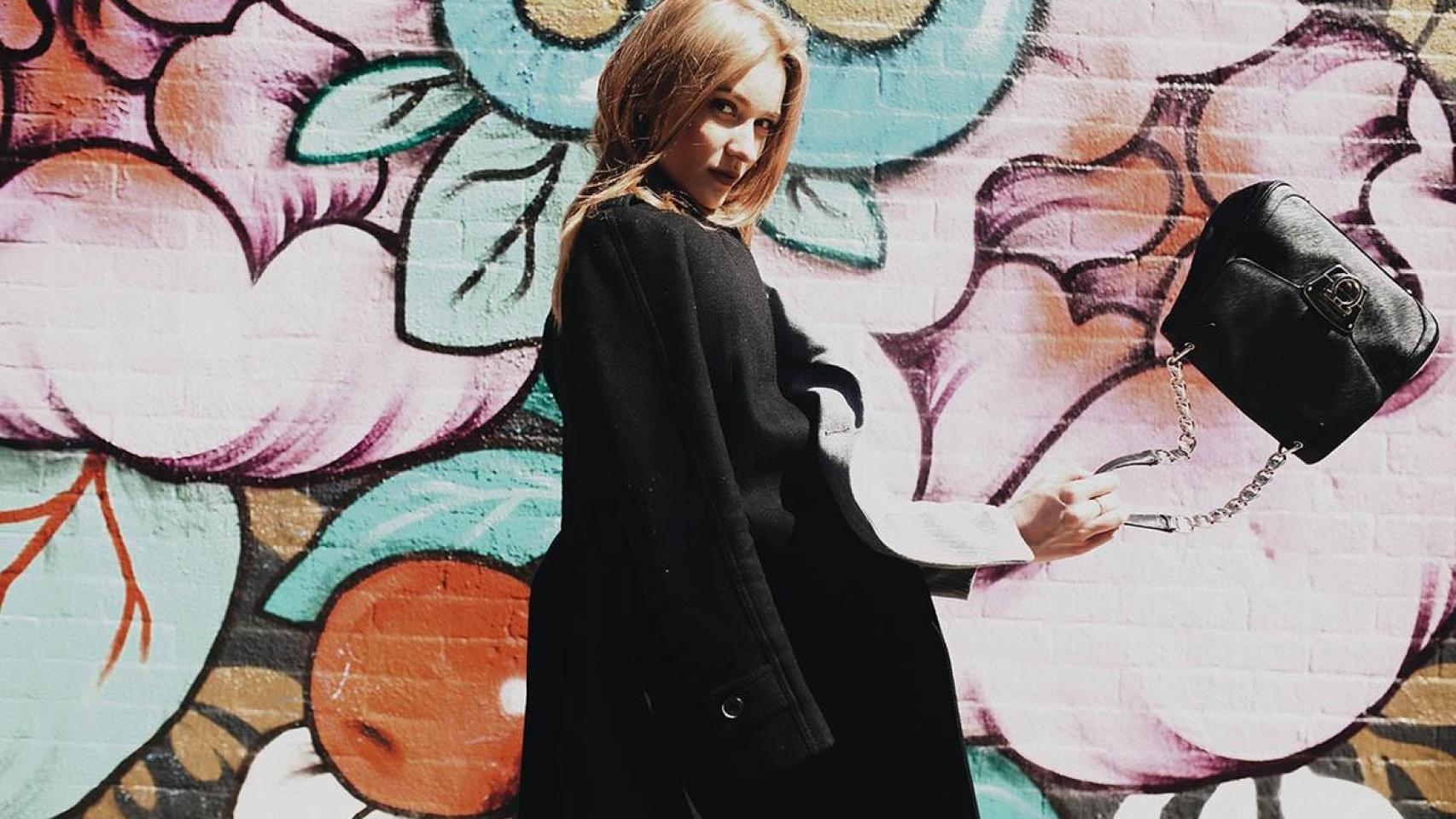 Mujer frente a un Graffiti