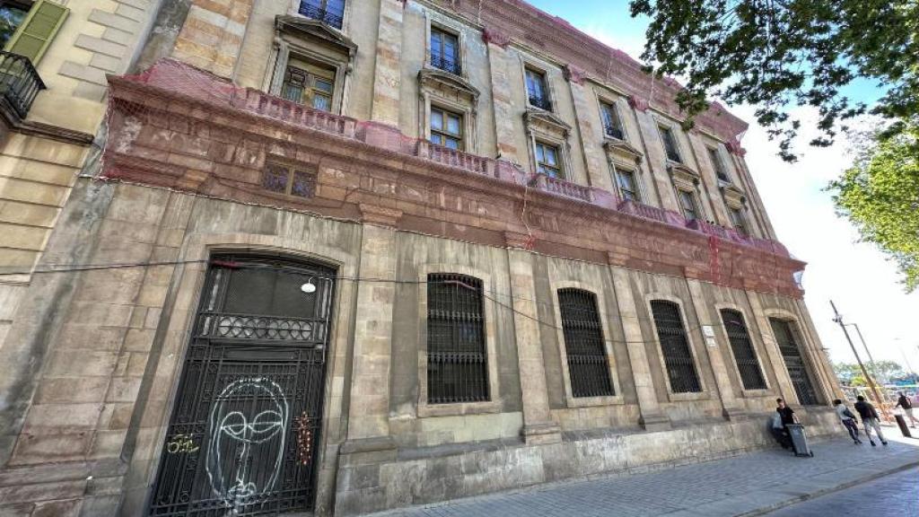 Fachada lateral de la Foneria dels Canons de Barcelona, en una imagen previa a su reforma exterior