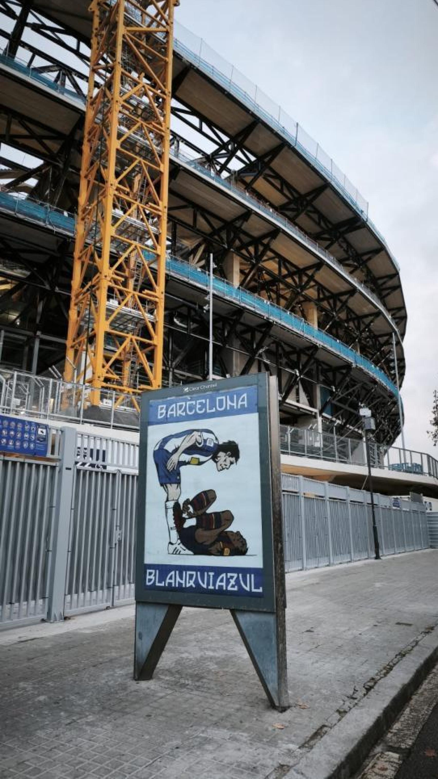 Cartel de la Curva RCDE en los aledaños del Camp Nou