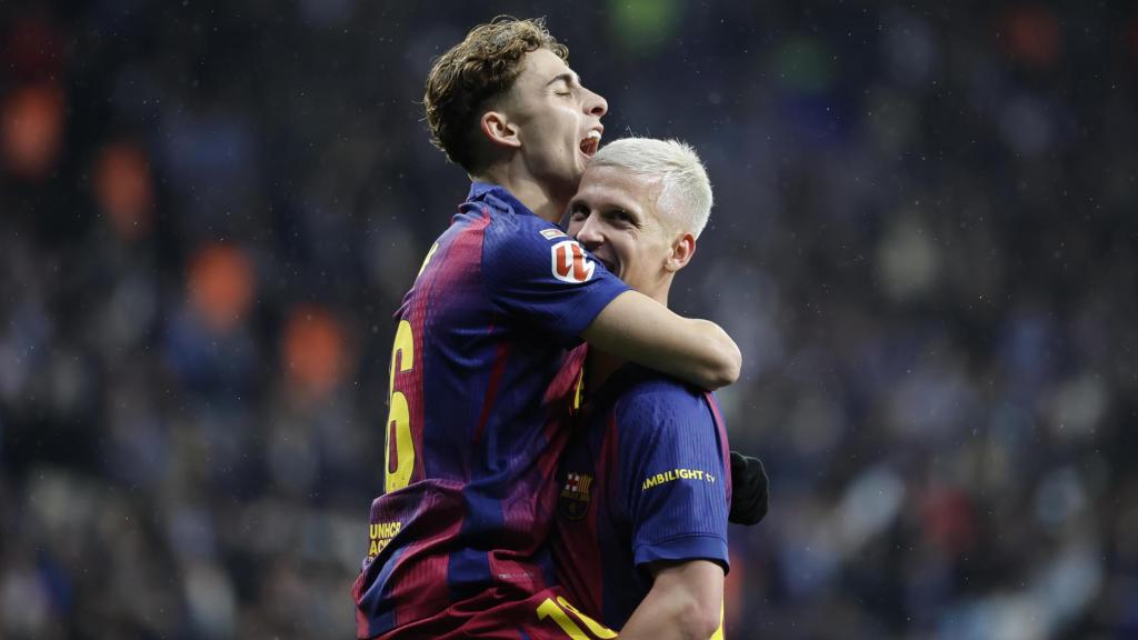 Fermín y Dani Olmo celebran el primer gol del Barça al Espanyol