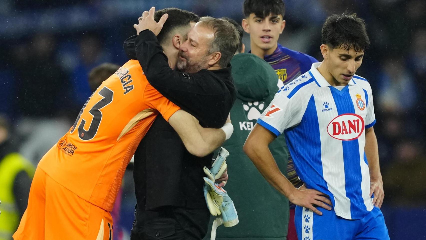 Hansi Flick felicita a Joan García tras la victoria del Barça ante el Espanyol