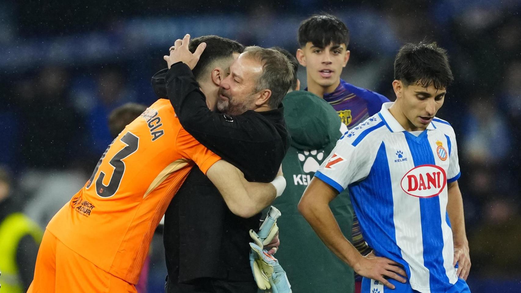 Hansi Flick felicita a Joan García tras la victoria del Barça ante el Espanyol