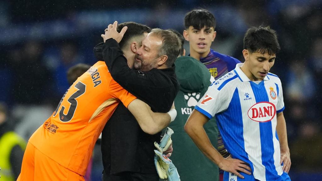 Hansi Flick felicita a Joan García tras la victoria del Barça ante el Espanyol