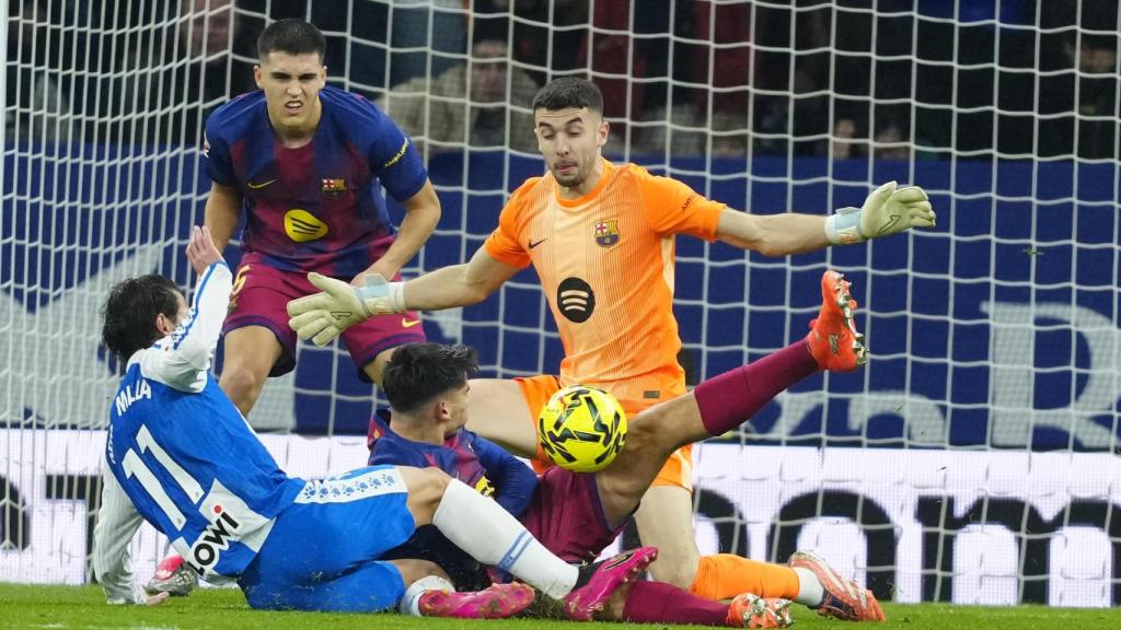 Joan García i Gerard Martín defensen una rematada de Pere Milla en el derbi Espanyol-Barça