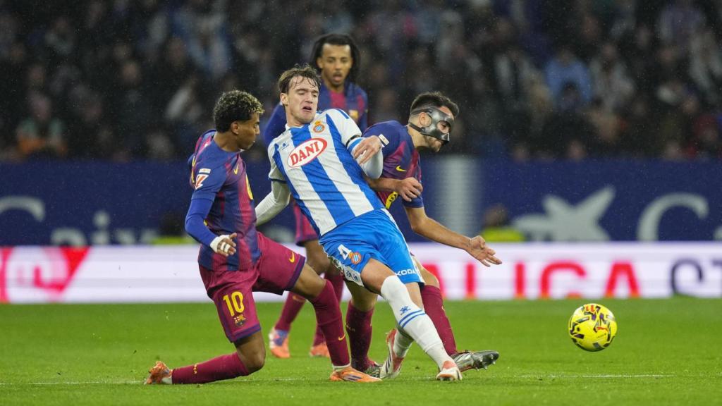 Lamine Yamal y Urko pugnan por el balón