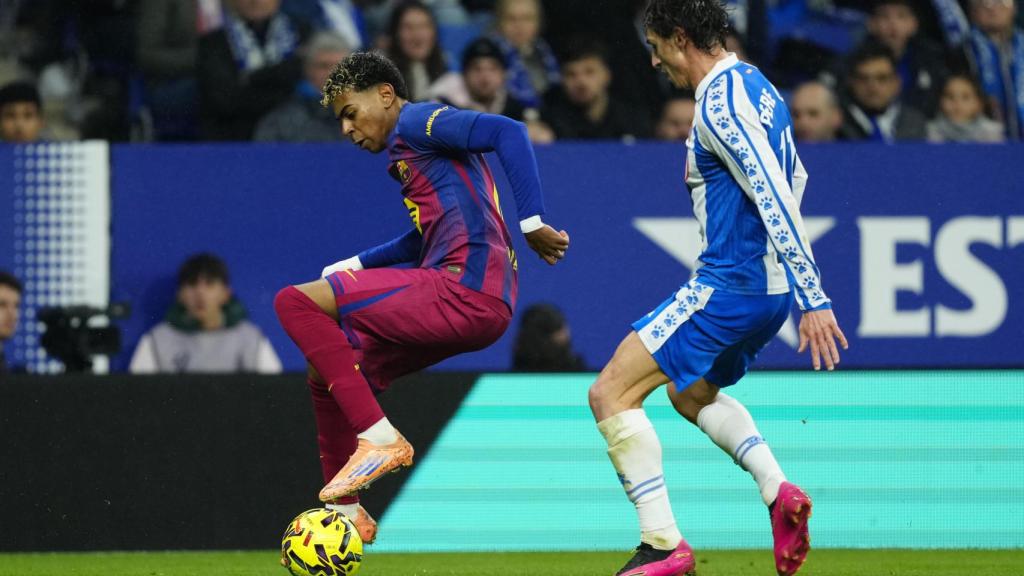 Lamine Yamal supera a Pere Milla con una ruleta en el derbi Espanyol-Barça