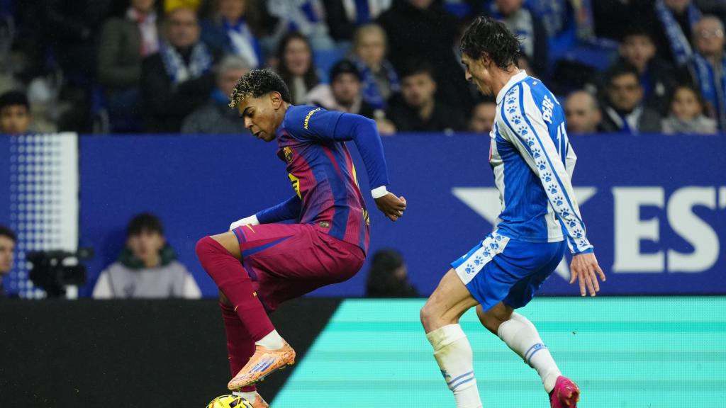 Lamine Yamal supera a Pere Milla con una ruleta en el derbi Espanyol-Barça