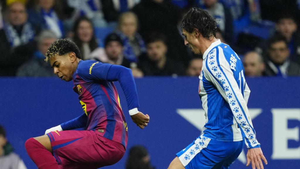 Lamine Yamal supera a Pere Milla con una ruleta en el derbi Espanyol-Barça