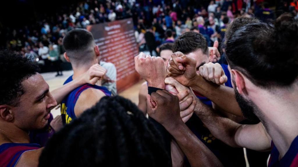 Els jugadors del Barça de bàsquet celebren la victòria contra el Casademont Zaragoza a la Lliga ACB