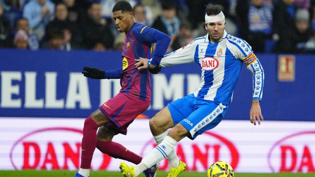 Rashford pugna con Cabrera por el control del balón