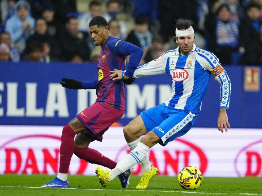 Rashford pugna con Cabrera por el control del balón