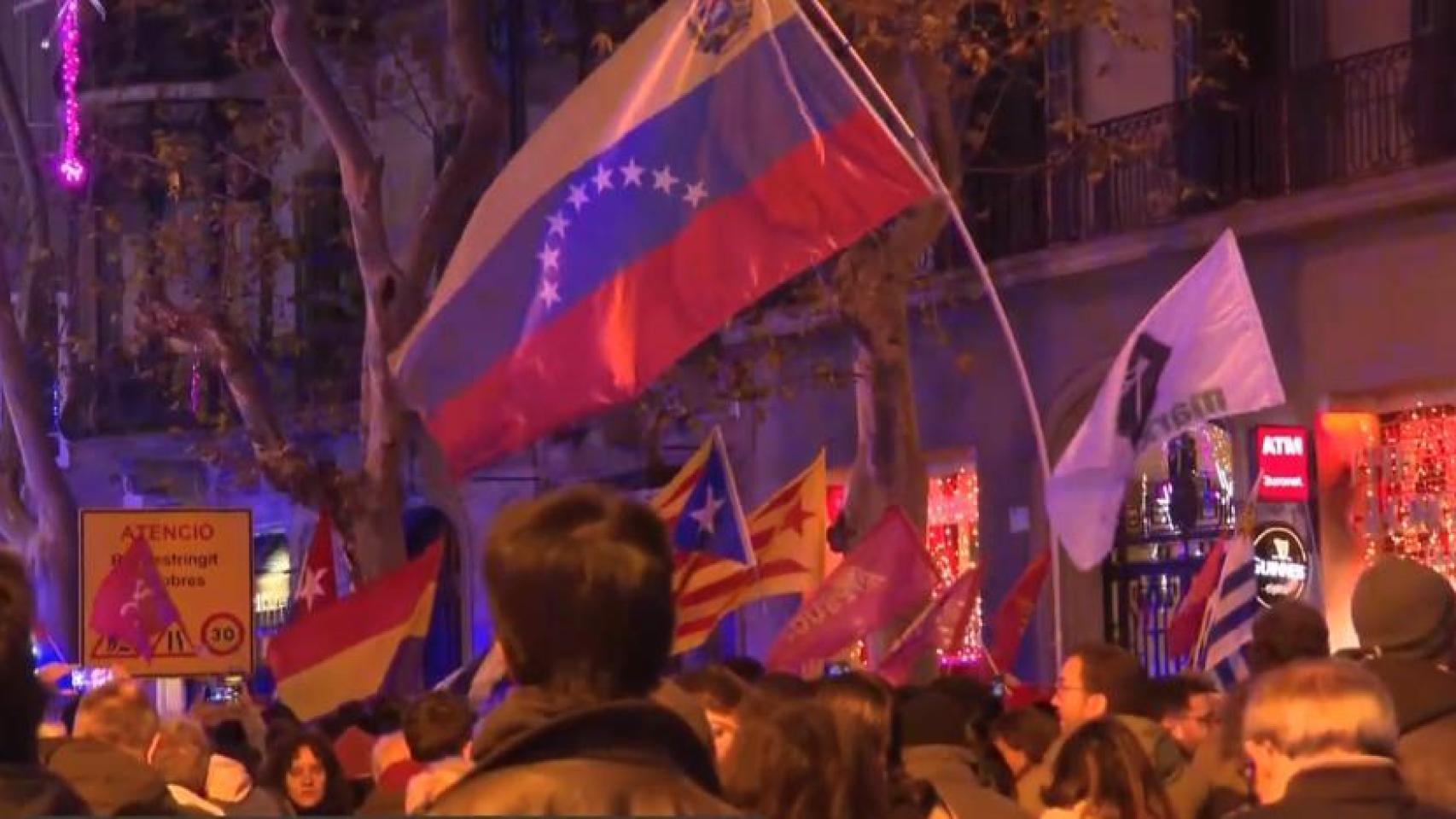 Manifestación contra la captura de Nicolás Maduro por parte de EEUU ante el consulado de Venezuela en Barcelona