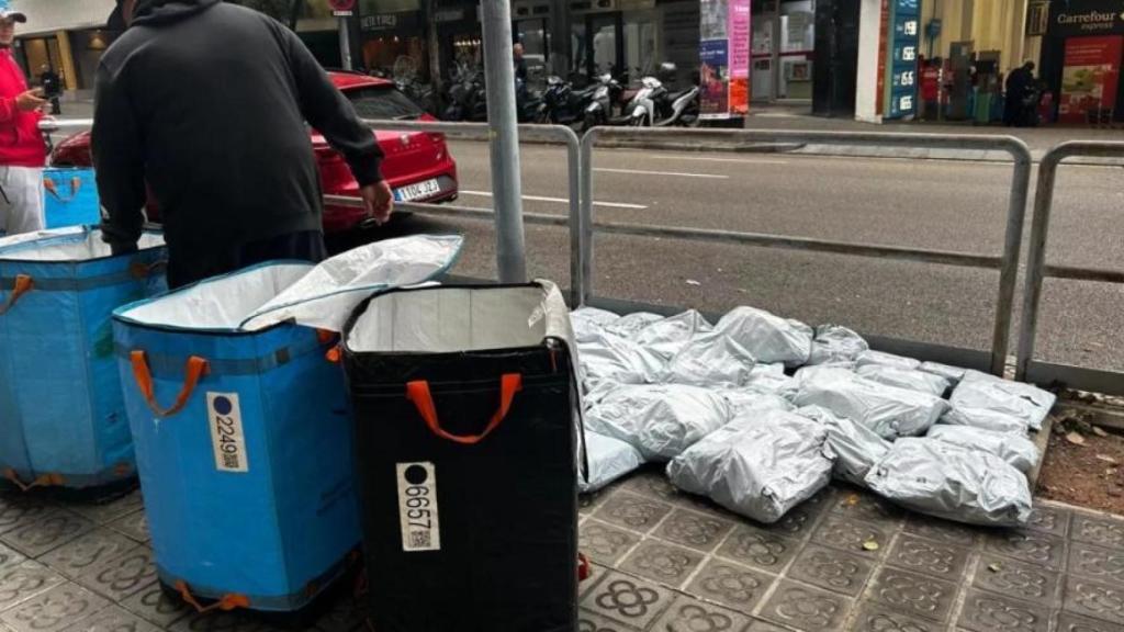 Los paquetes de Temu tirados en el suelo mojado