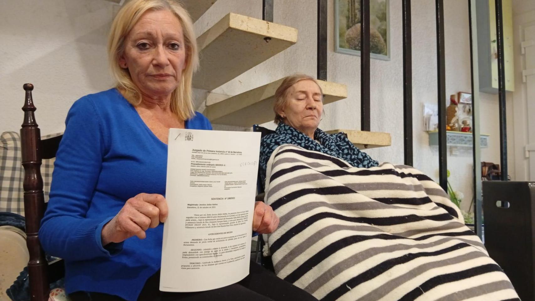 Maria Isabel y su hermana enferma, en la casa de Coma-ruga en la que moran