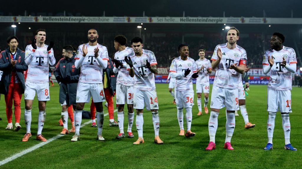 Los jugadores del Bayern de Múnich aplauden a la afición tras una victoria en la Bundesliga