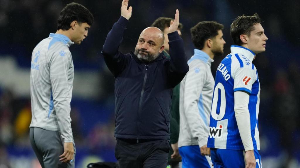 Manolo García aplaudeix l'afició de l'Espanyol