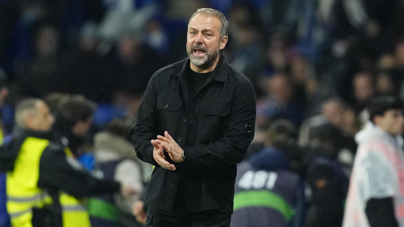 Hansi Flick anima a los jugadores del Barça durante el derbi contra el RCD Espanyol