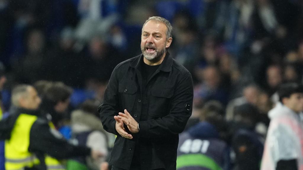 Hansi Flick anima els jugadors del Barça durant el derbi contra l'RCD Espanyol