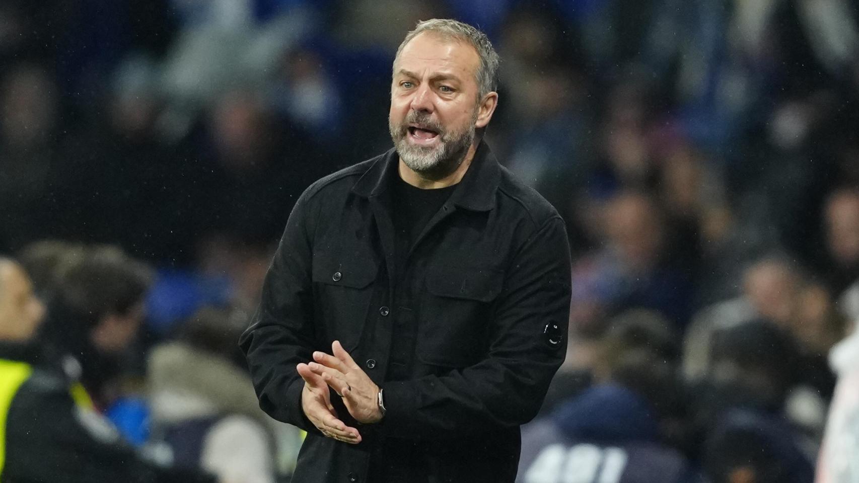 Hansi Flick anima a los jugadores del Barça durante el derbi contra el RCD Espanyol