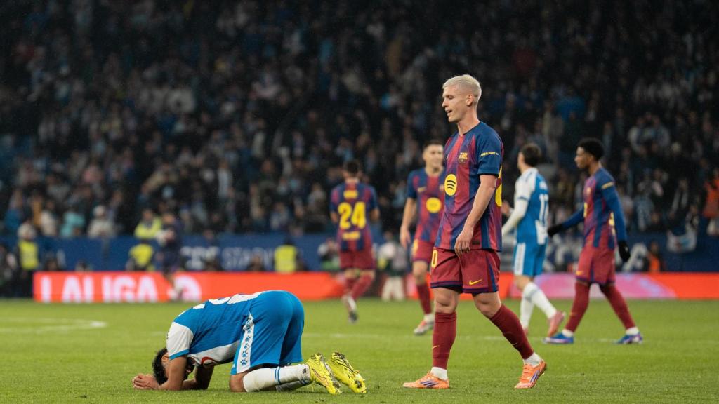 Dani Olmo consola un jugador de l’RCD Espanyol després de la victòria del Barça en el derbi català