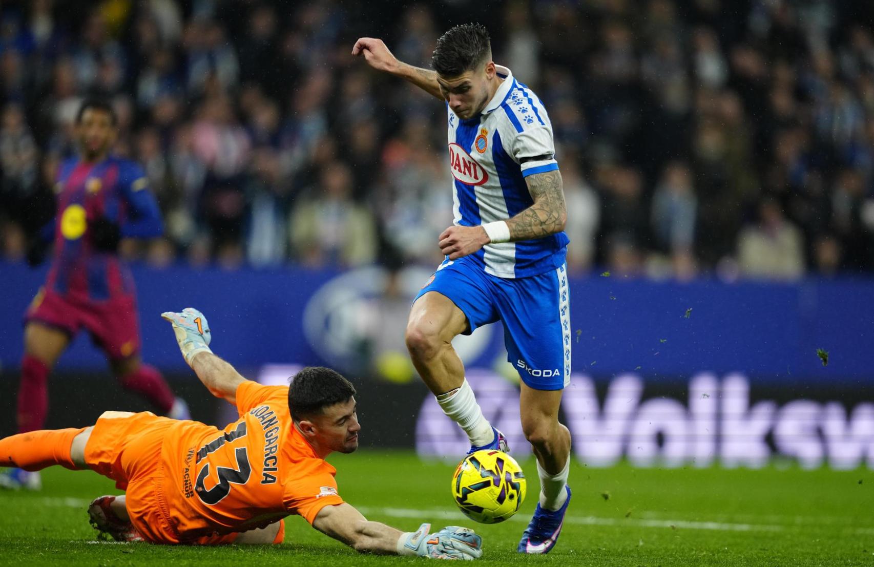 Joan García evita el gol de Roberto Fernández en el derbi Espanyol-Barça