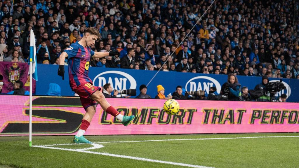 Fermín llença un córner a l'RCDE Stadium